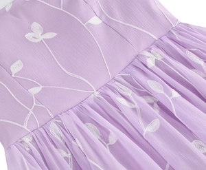 Detaillierte Stickerei mit weißen Blattmustern auf lavendelfarbenem Chiffon-Cocktailkleid