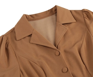 Détails du col à revers et des manches bouffantes sur cette robe marron vintage