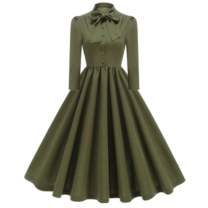 Détail d'une robe vintage vert olive foncé avec nœud au col et corsage boutonné