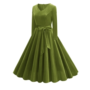 Dettaglio vestito in velluto verde scuro con scollo a V, maniche lunghe e fiocco in vita