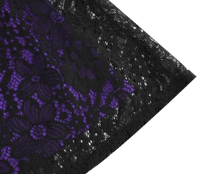 Détail du tissu en dentelle florale noire sur un fond textile violet éclatant