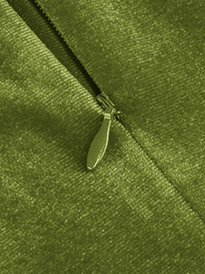 Dettaglio di una cerniera invisibile su un pregiato tessuto di velluto verde