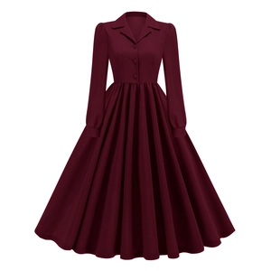Détail de robe bordeaux à manches longues avec col boutonné et taille plissée