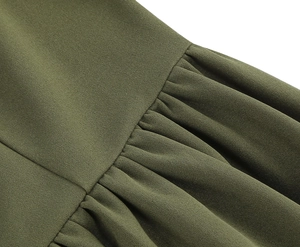 Vue macro d'une robe vert olive avec technique de fronces et texture de tissu plissé