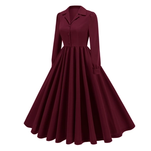 Détail de la robe bordeaux à manches longues avec col à revers et boutonnage simple
