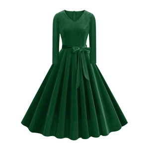 Dettaglio dell'abito in velluto verde scuro con scollo a V, cintura a fiocco e gonna a A