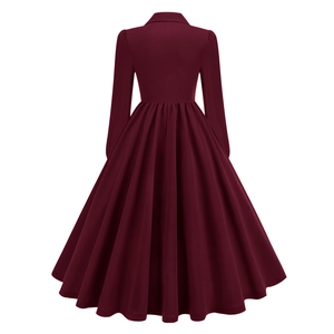 Vue détaillée du dos d'une robe bordeaux à manches longues avec taille haute et jupe plissée