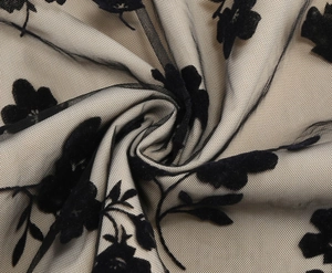 Detailansicht von schwarzem Netzstoff mit Vintage-Blumenbeflockung und feiner Textur