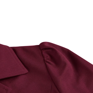 Vue détaillée d'une robe rétro rouge bordeaux avec col à revers et manches bouffantes