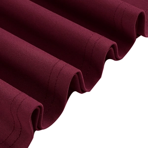 Détail du tissu de robe bordeaux montrant la couture double de qualité et la texture drapée