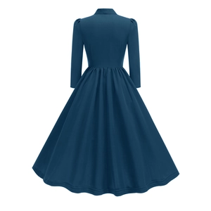 Détail d'une robe vintage bleue des années 50 avec mannequin invisible vue de l'arrière