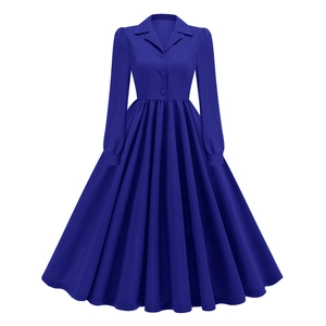 Détail de la robe trapèze bleu roi à taille haute avec revers classique boutonné