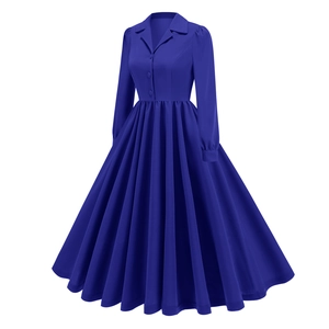 Gros plan sur la robe vintage bleu roi avec jupe plissée et détail de revers rétro