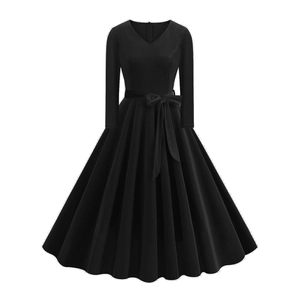 Dettaglio di un abito nero con scollo a V, maniche lunghe e fiocco in vita elegante