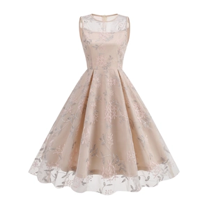 Détails de la robe en tulle champagne avec broderie florale et silhouette trapèze élégante