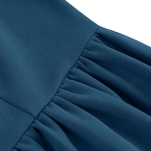 Vue macro des détails du tissu plissé bleu canard montrant la texture et la couture