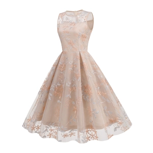 Détail d'une robe vintage en mesh avec broderies florales complexes et tissu en tulle