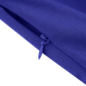 Macro d'un tissu crêpe bleu foncé avec détail de fermeture éclair invisible de qualité