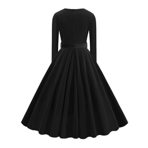 Vista posteriore dell'abito midi nero elegante a maniche lunghe con gonna a pieghe e cintura