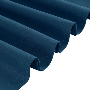 Vue détaillée du tissu bleu foncé de la robe montrant la couture à double aiguille
