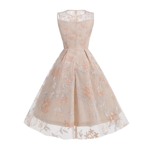 Détail du dos de la robe en tulle champagne avec broderie florale et fermeture éclair