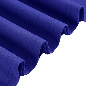Gros plan sur un tissu plissé bleu foncé avec des coutures fines pour une robe élégante