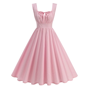 Détail d'une robe rose sans manches avec nœud papillon et jupe plissée en ligne A
