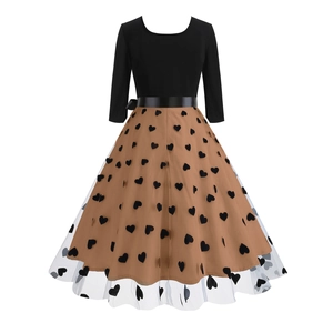 Detailansicht des Vintage-Netzrocks mit Herzprint und elegantem Satin-Taillengürtel