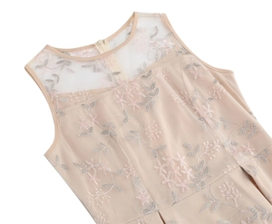 Détail de robe en mesh à col rond avec broderies florales et fermeture éclair invisible