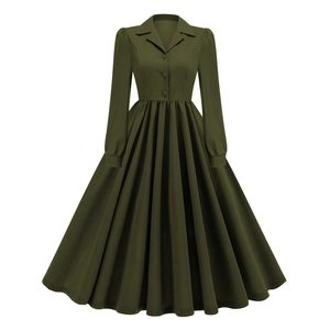 Détail de la robe vintage vert olive avec col à revers et jupe plissée en forme d'ombrelle