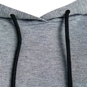 Detaillierte Makroansicht vom grauen Kapuzenpullover-Ausschnitt mit schwarzen Kordelzügen