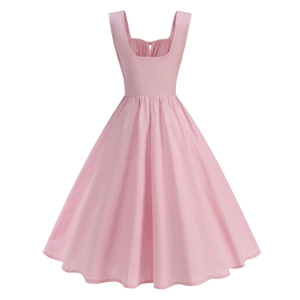 Détail de la robe trapèze rose vintage avec décolleté plissé et coupe à taille haute