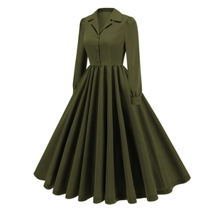 Détail d'une robe vintage vert olive à manches longues avec col chemise et taille plissée