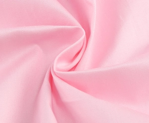 Vue macro détaillée de la texture du tissu rose et du tissage en maille fine de la robe sans manches