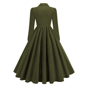 Vue arrière d'une robe trapèze vert armée à manches longues avec taille plissée