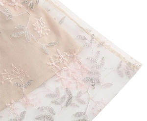 Détails de broderie florale complexe sur tulle de maille blanche de haute qualité