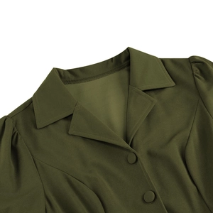 Détail du décolleté de la robe vintage vert olive avec col à revers et manches bouffantes