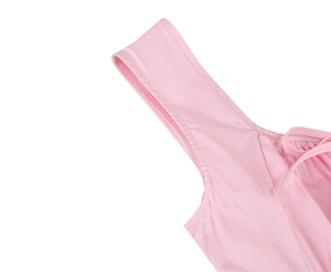 Détail de robe rose sans manches montrant les coutures des bretelles et le lacet du décolleté