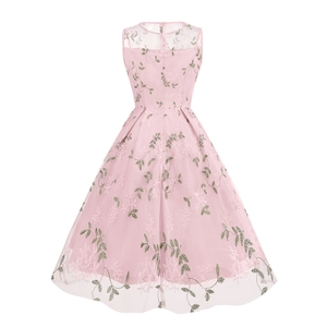 Détail du dos de la robe rose en tulle sans manches avec broderies florales et zip