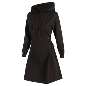 Detail eines schwarzen Kapuzenkleids mit Ösen und Schnürung an der Taille für Damen