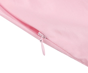 Détail de la fermeture éclair invisible de haute qualité sur une robe rose