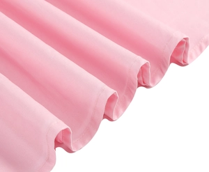 Gros plan sur la texture du tissu rose avec des plis souples et des coutures fines