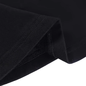 Detailaufnahme der verstärkten Nähte und des glatten schwarzen Stoffes am Kapuzenkleid