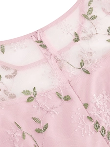Détail de robe en tulle rose avec broderie florale fine et fermeture éclair invisible