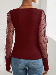 Top bordeaux da donna con maniche in mesh a pois e design con spalle scoperte