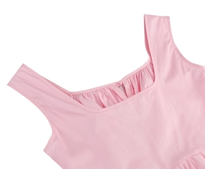 Gros plan du décolleté en U d'une robe rose sans manches avec des détails plissés