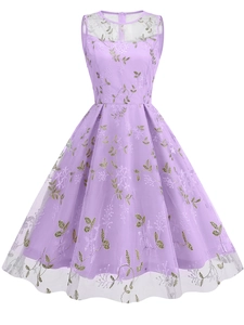 Détails de broderie florale sur robe de soirée en tulle lavande avec coupe trapèze sans manches