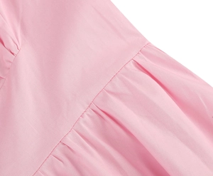 Vue macro détaillée du tissu plissé rose montrant la texture et le design multicouche du robe