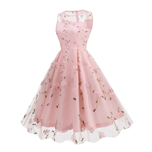 Vue détaillée de la robe en tulle rose avec broderies florales 3D et fils dorés fins