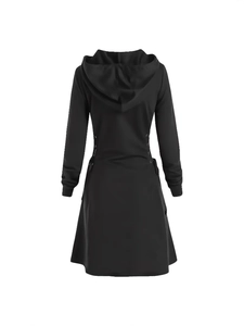 Rückansicht schwarzes langärmliges Kapuzenkleid mit seitlichen Ösen und Schnürung
